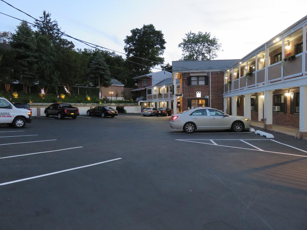 Central Motel Courtyard White Plains Exterior foto